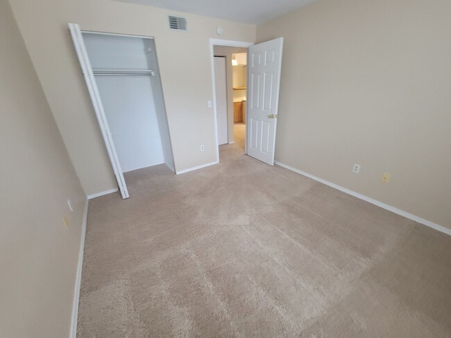 Building Photo - Spacious 1 bedroom apartment for rent at t...