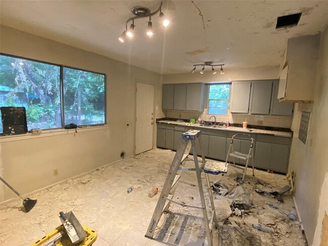 Building Photo - 1412 Oakwood Dr