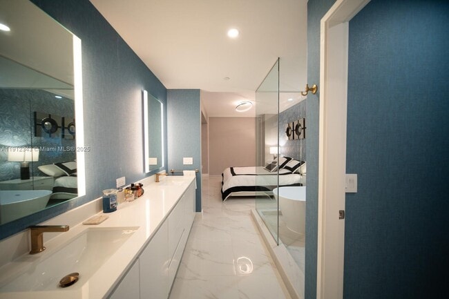 Building Photo - 700 NE 24th St