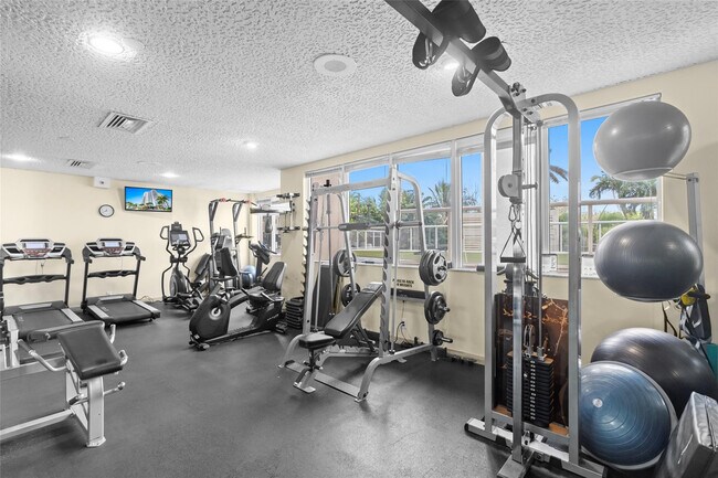 Building Photo - 3000 Holiday Dr