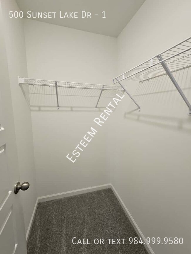 Building Photo - 500 Lake Dr