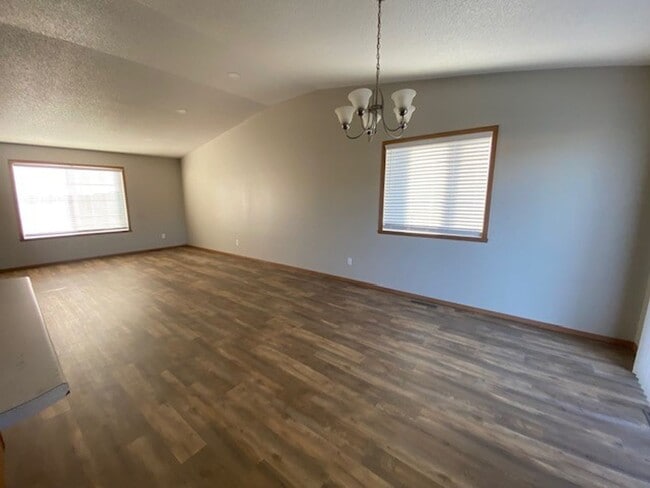 Building Photo - Comfortable 4 Bedroom with Garage & Fenced Yard for Rent!