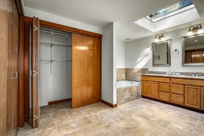 Building Photo - Outstanding Lake Sammamish Views. Private ...