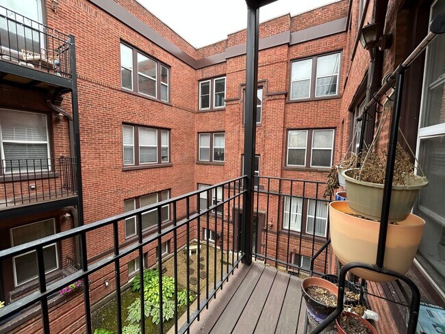 Building Photo - Beautiful 1 Bed / 1 Bath Apartment Available July 1st in Rogers Park!