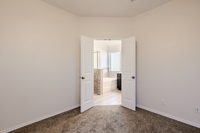 Building Photo - 1040 Indigo Sky St