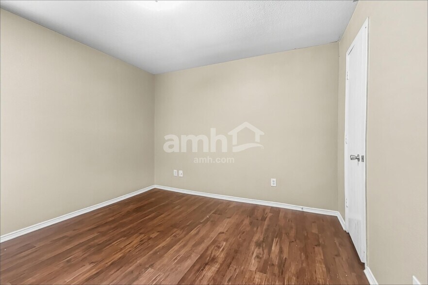 Building Photo - 1120 Boxwood Dr