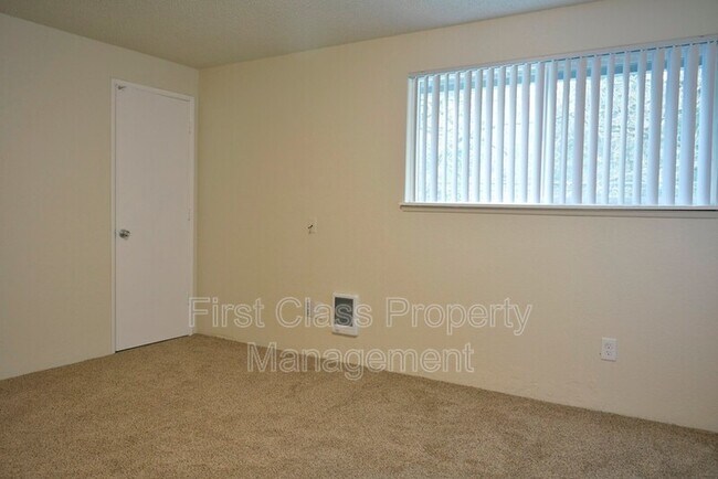 Building Photo - 1673 Dollar St