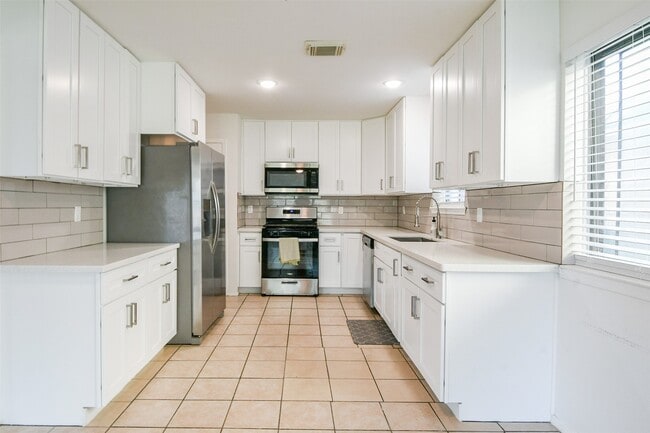 Building Photo - 5635 Greenhill Forest Dr