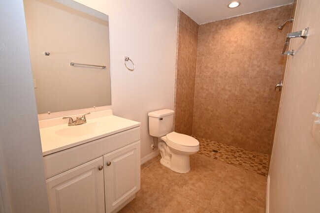 Building Photo - 613 SE 14th St