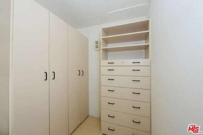 Building Photo - 117 N Gale Dr