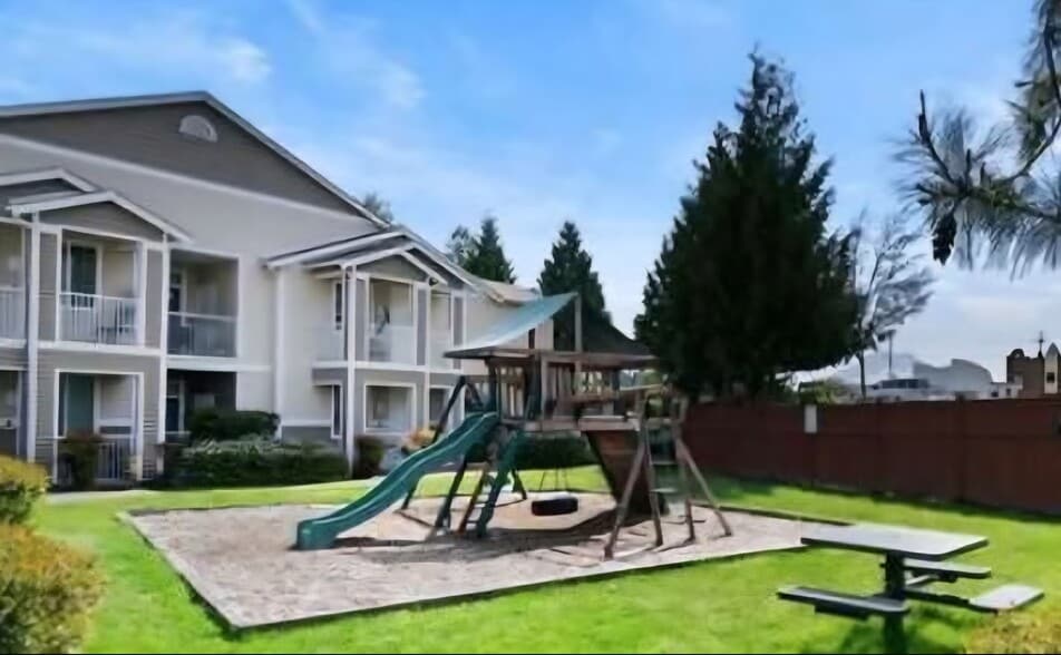 Condo playground - 10011 186th St E