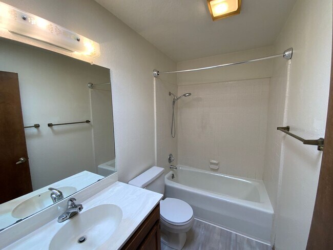 Building Photo - 3 Bedroom Single Story Home Available Near...