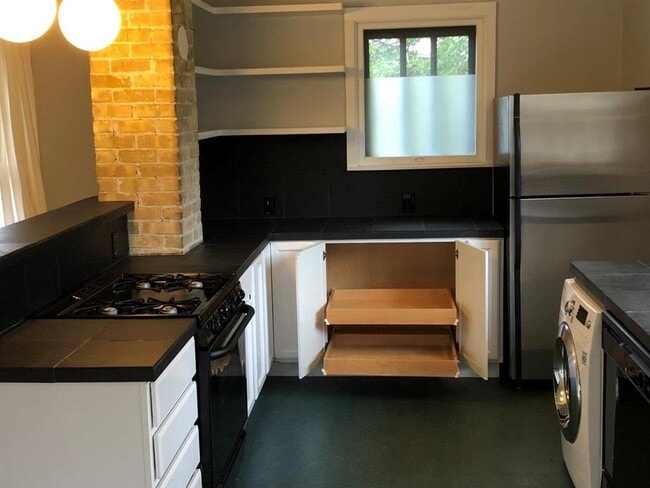 Building Photo - 2107 Newton St