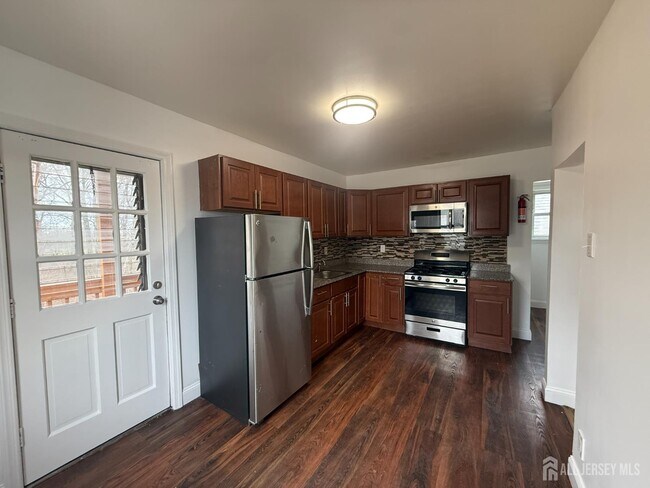 Building Photo - 579 Florida Grove Rd