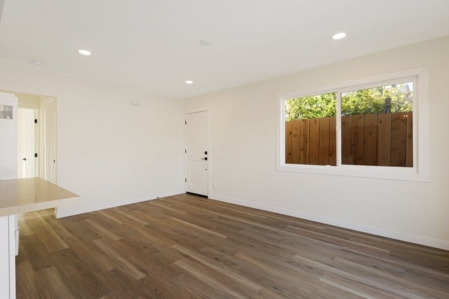 Building Photo - Completely remodeled 2 bd/1ba in charming ...