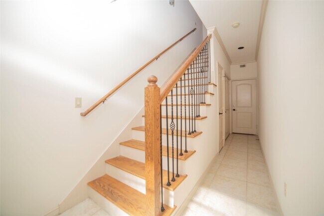 Building Photo - 3123 Fairdale Oaks E