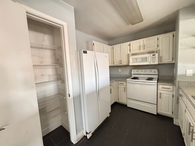 Building Photo - 2nd Floor 2 Bedroom Condo in Gated Community