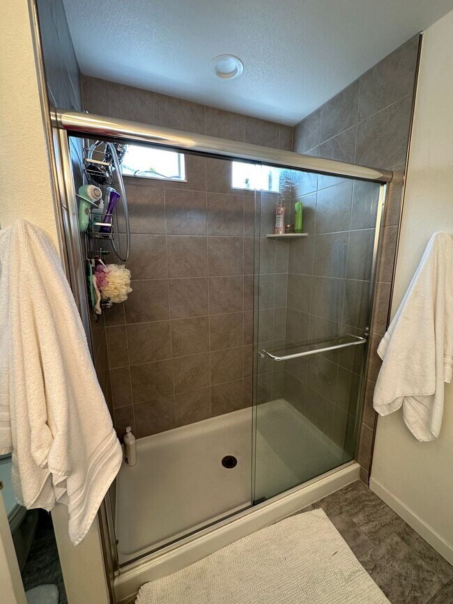 Building Photo - 4 br, 2.5 bath House - 6121 Ashmore Ln