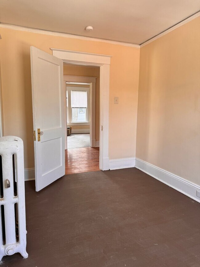 Building Photo - 3 Bedroom || 1.5 Bathroom Home