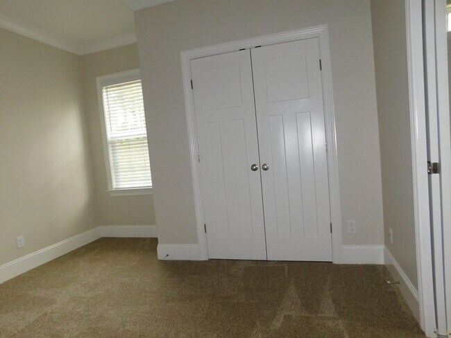 Building Photo - Grove Point Beauty