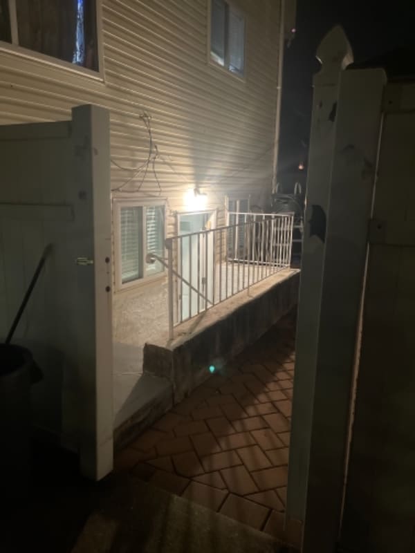 Building Photo - 910 Rockland Ave