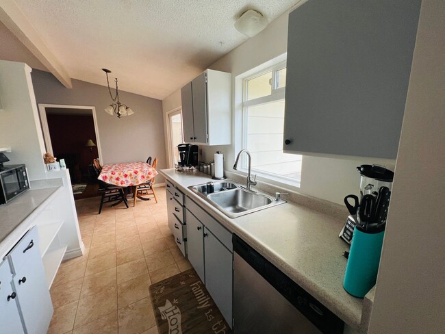 Building Photo - Beautiful yard, 3 bedroom 1 bath rambler i...