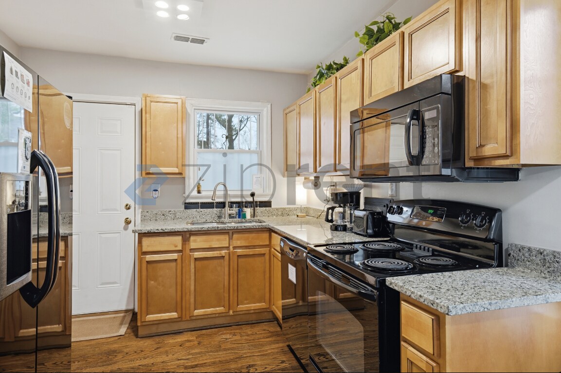 Building Photo - 1534 Beatie Ave SW