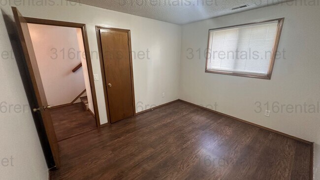Building Photo - $895 - 2 bed 1.5 bath - Recently Remodeled...