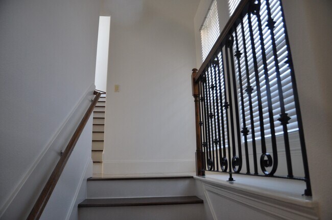 Building Photo - 5922 Burgoyne Dr.