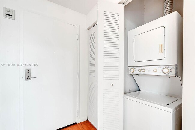 Building Photo - 1350 NW 8th Ct