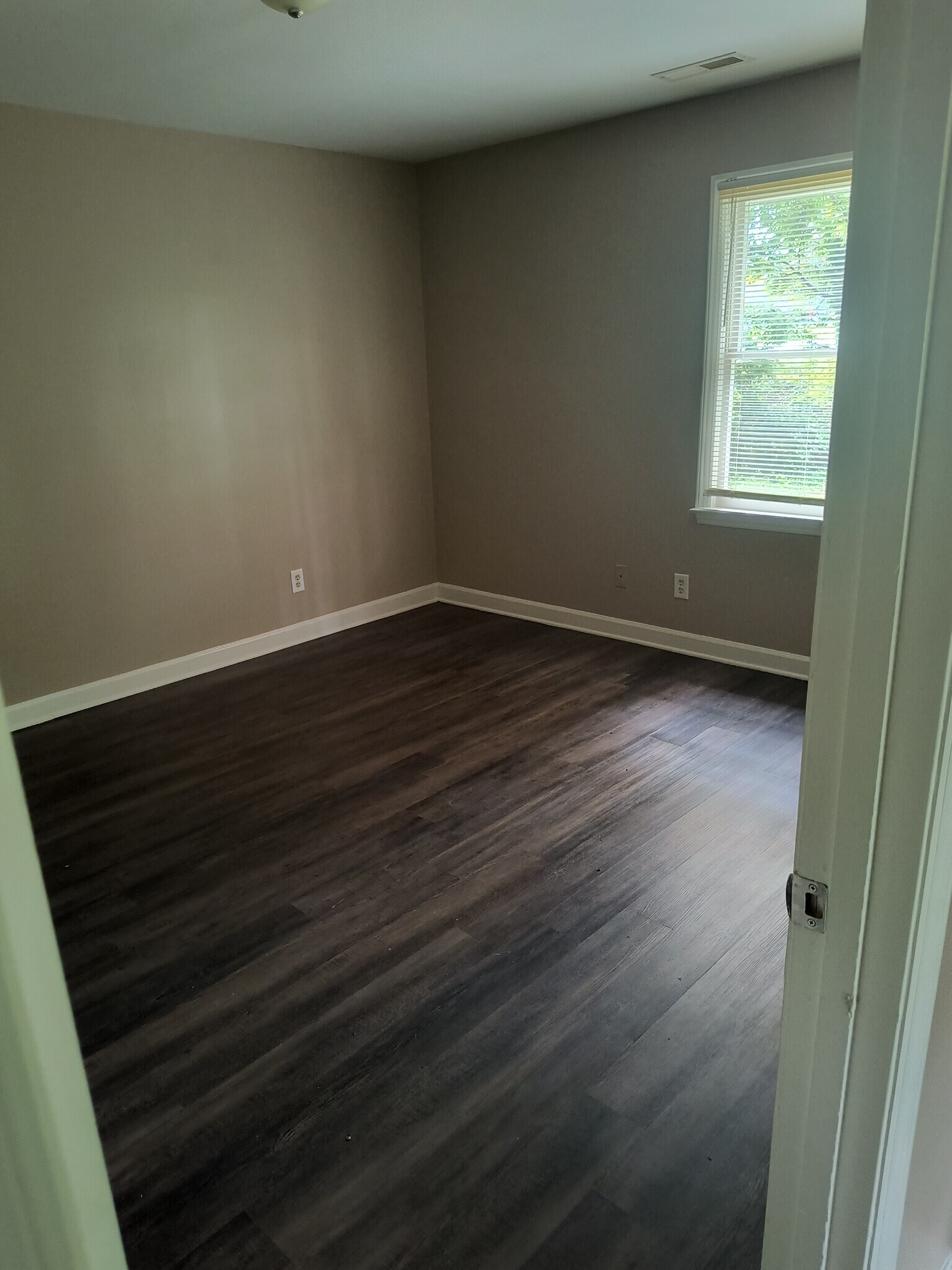 Building Photo - 245 Guinevere Ct