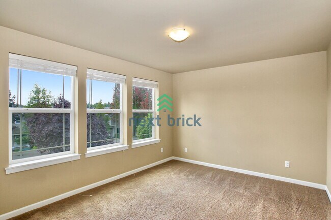 Building Photo - 3 Bed and 2.5 Bath Single-family Home Avai...
