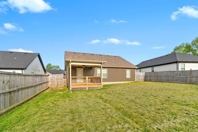 Building Photo - Pet Friendly Three Bedroom!