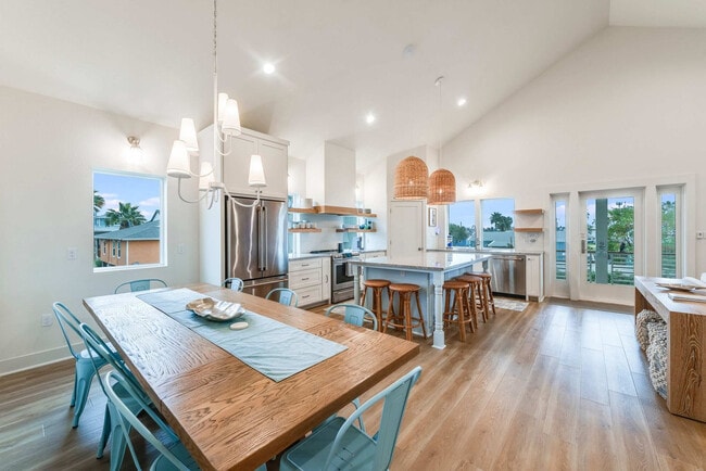 Building Photo - 119 6th St