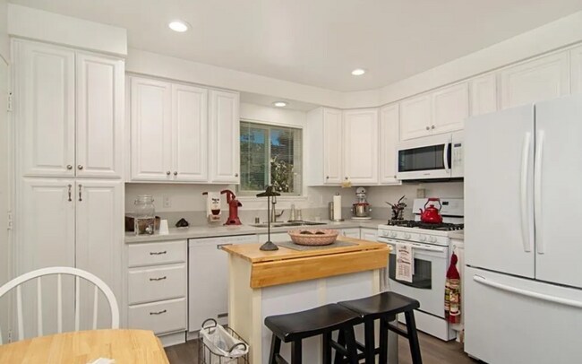 Building Photo - 790-92 Vineyard Rd