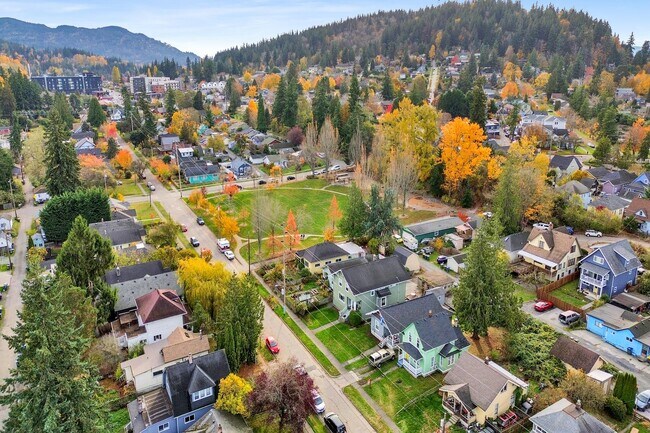 Building Photo - $1,000 Grocery Store Gift Card! 4 Bedroom, 1 bathroom Home in the York neighborhood for Rent!