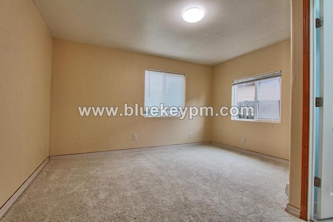 Building Photo - 2 Bed, 2 Bath Home with a Large Yard Near Glenfair Park