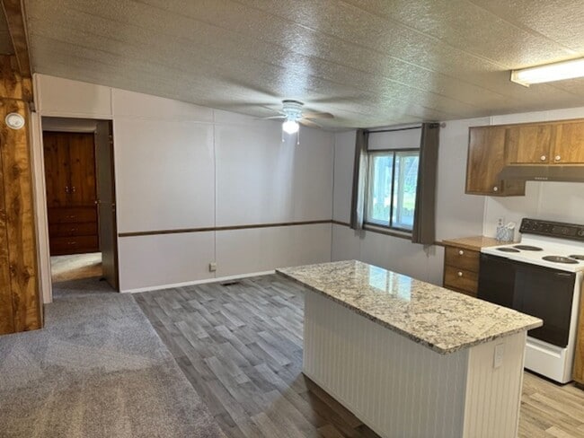 Building Photo - RARE FIND AVAILABLE NOW HOME IN ROGUE RIVER