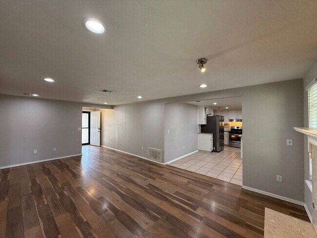 Building Photo - Convenience and Charm Meet! 4 bedroom