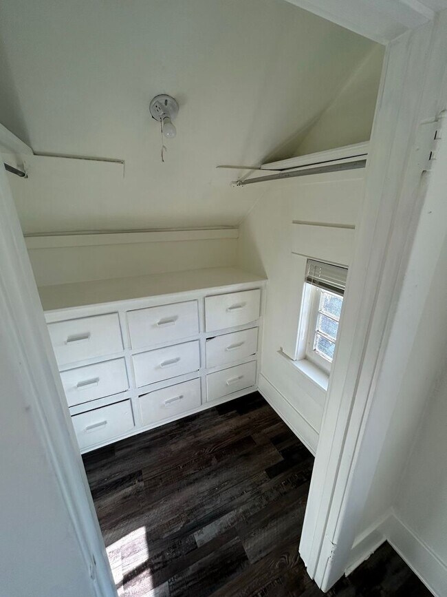 Building Photo - 1014 W 11th Ave