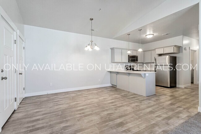 Building Photo - 627 N Sun Peak Dr