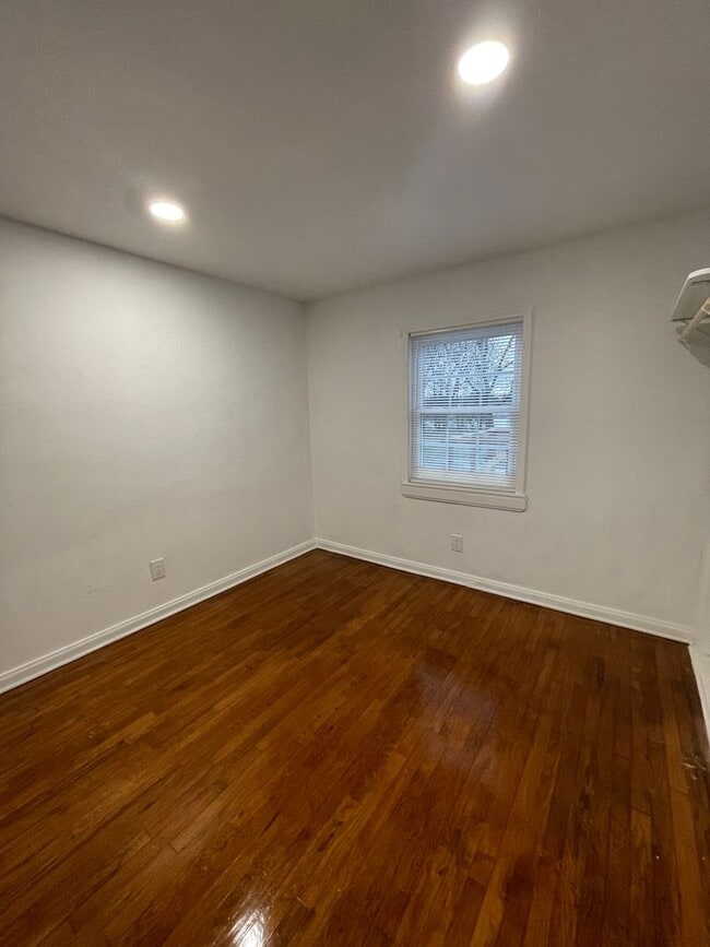 Building Photo - Adorable Chickamauga House