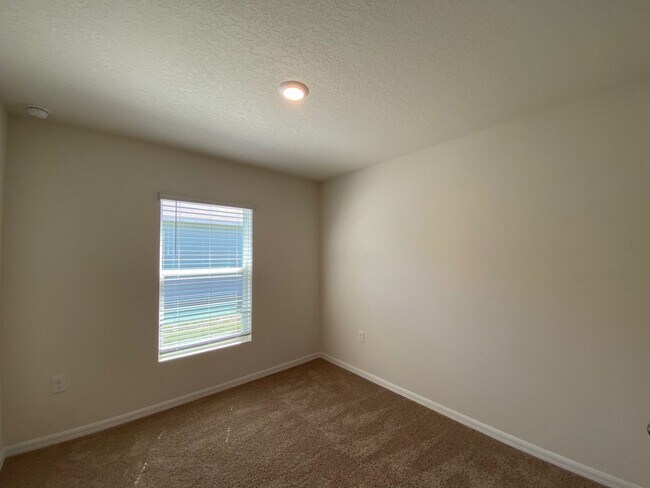 Building Photo - - Desirable Lake Diamond Subdivision 4/2/2...