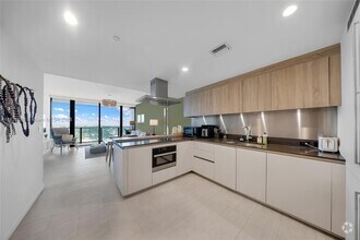 Building Photo - 1000 Brickell Plaza