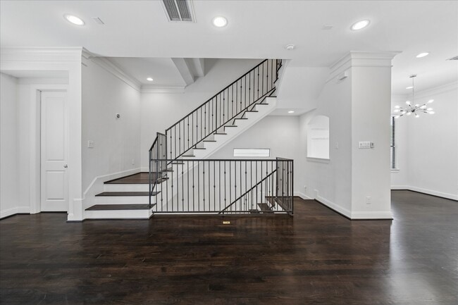 Building Photo - 734 W 20th St