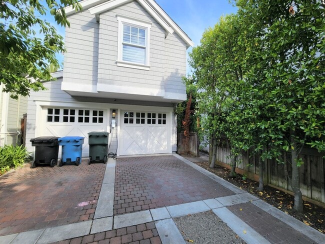 Building Photo - 903 Ramona St