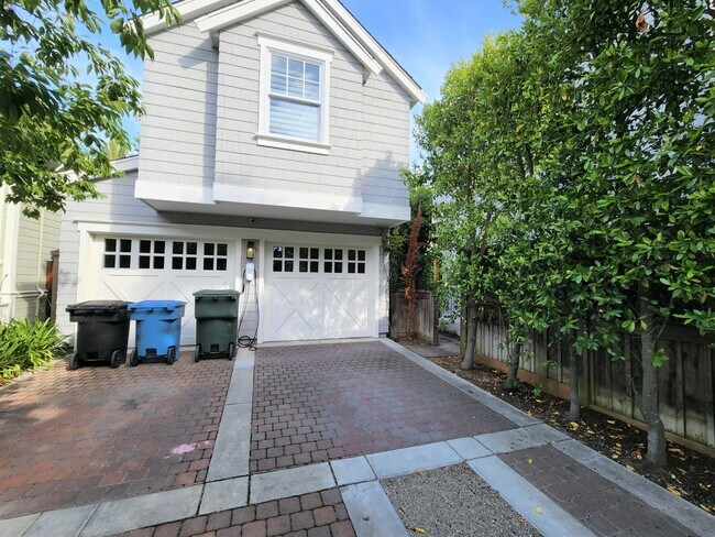 Building Photo - Updated Home Available in Downtown Palo Alto available first week of September!