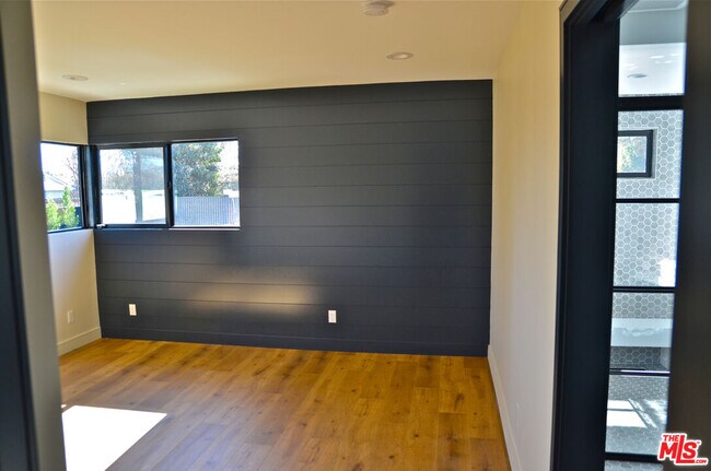 Building Photo - 3116 W 81st St