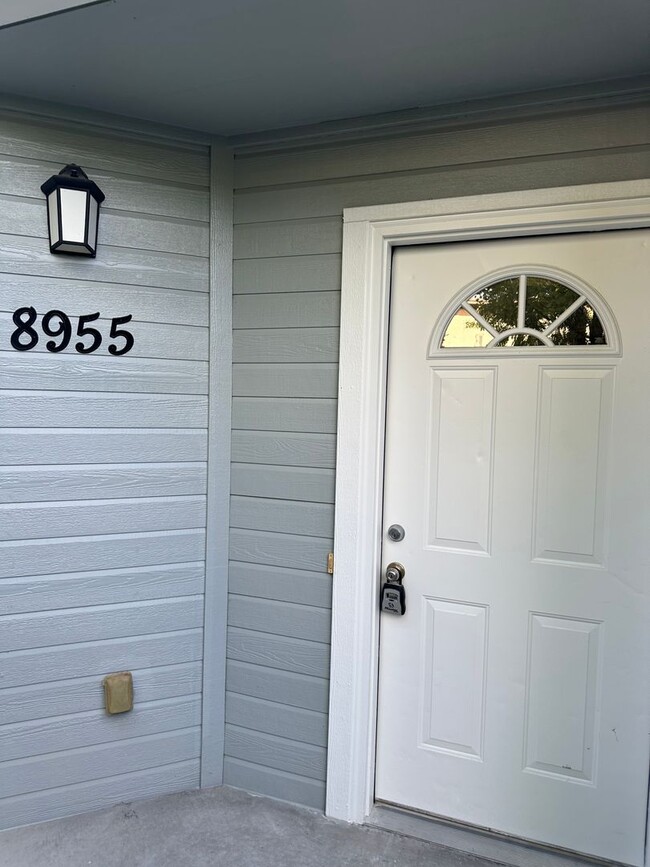 Building Photo - Cute 3 bedroom, 2 bath townhome with Community Pool in Boise
