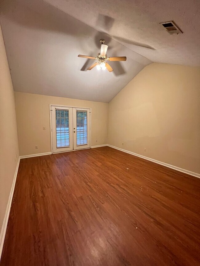 Building Photo - Duplex Close To Campus!